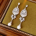 Detalle de pendientes de corazón plateados con cristales y perla en terciopelo verde - Pin de Plata-Estilo Perla Corazón Hoja / Plateado
