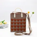 Braune gestrickte Tragetasche mit roten Herzmustern und elfenbeinfarbenen Griffen im Stil - Herz Handytasche-Kaffee Dunkelkaffee