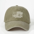 Detalle de gorra de béisbol verde oliva lavada con estampado de la bandera estadounidense - Talla única / Caqui Oscuro