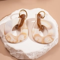 Detalle de pendientes geométricos de resina marmolada con aros dorados sobre piedra - Perno de plata-Blanco