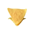 Clip per sigillare a forma di patatina triangolare gialla con texture realistica su fondo bianco - Chip triangolare singolo