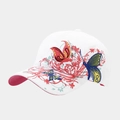 Dettaglio ravvicinato dei ricami colorati con farfalle e fiori sul cappello di cotone bianco - Regolabile / Bianco