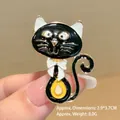 Vista dettagliata della spilla gatto nero smaltata con dimensioni di 2.9x3.7cm - Gatto Nero con Papillon