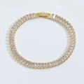 Dettaglio del bracciale tennis dorato con zirconi taglio smeraldo e chiusura a scatto - Base dorata con zircone bianco