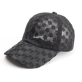 Dettaglio del ricamo floreale e della trama a rete traspirante su un cappello nero - Regolabile / Nero