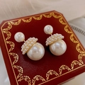 Dettaglio di orecchini a doppia perla con tocchi dorati su una lussuosa scatola rossa - Perno in argento-Bianco