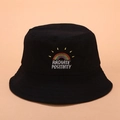 Dettaglio del ricamo arcobaleno Radiate Positivity su cappello pescatore nero - Taglia unica / Nero