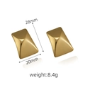 Vista dettagliata di orecchini a bottone quadrati da 28mm x 20mm con finitura in oro 18k - Quadrato Convesso Oro