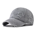 Detailaufnahme der grauen Baumwoll-Baseballkappe mit Stern-Patches und Fransen-Effekt - Verstellbar / Stern Grau