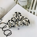 Détail macro d'une grande pince à cheveux en acétate avec motif marbré noir et blanc - Environ 9 cm / Pois Oreo
