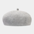 Primer plano detallado de la boina de punto gris claro con textura de lana fina - M (56-58cm) / Gris claro