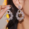 Boucles d'oreilles géométriques argentées ajourées avec cristaux brillants sur l'oreille - Cerceau Floral Creux / Argent