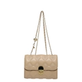 Elegante beige gesteppte Umhängetasche mit Goldkette und Rundschloss auf weißem Grund - Khaki