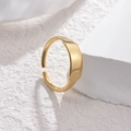 Anello aperto geometrico placcato oro 18 carati esposto su pietra bianca testurizzata - Aperto Regolabile / Oro
