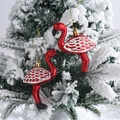 Adornos navideños de flamencos rojos colgados en ramas de pino cubiertas de nieve - Flamenco / 2 Piezas/Juego
