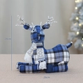 Blauwe geruite kerst rendier pluche figuur zittend op tapijt, 28cm hoog - YH239915 Zittend Rendier