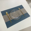 Rechteckiges PVC Tischset in Blau und Taupe mit elegantem Glasteller und Goldbesteck - 30*45cm / Blau