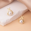 Dettaglio di orecchini dorati a linee incrociate con perle triangolari su pietra bianca - Oro (Geometrico Incrociato)
