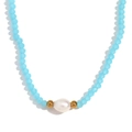 Collier en perles de cristal bleu clair avec perle blanche et détails dorés brillants - Perles en Jade Bleu Clair