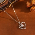 Détail du collier cœur en argent avec motif floral délicat et zircons brillants incrustés - Collier Cœur Fleur Zircon Blanc Argenté
