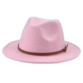 Dettaglio di cappello fedora rosa per bambini con cintura in pelle marrone e fibbia - 57cm Adulto / Rosa