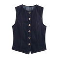 Gilet in denim blu scuro retrò con bottoni dorati e vestibilità slim su sfondo bianco - XS / Gilet di Denim