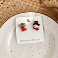 Details von asymmetrischen Weihnachts-Ohrringen mit Schneemann und Zuckerstange im Set - D Süßigkeiten + Schneemann