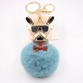 Dettaglio del portachiavi bulldog francese con testa in metallo dorato e pompon di pelliccia - Blu-Verde