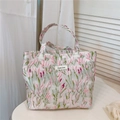 Dettaglio del tessuto jacquard a fiori rosa e etichetta simple wish su piccola borsa - Rametti Verde Rosa