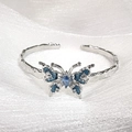 Blauwe vlinder emaille open armband met marquise steen en fonkelende kristallen op witte stof - Vlinder Armband (JZ3287)