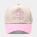 Dettaglio del ricamo TANNED and TIPSY su un cappellino da baseball bicolore beige e rosa - Regolabile / Beige/Rosa