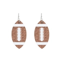 Détail macro de boucles d'oreilles football à paillettes brunes avec crochets - PU Blanc K Brun (0741)