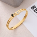 Bracelet jonc en acier inoxydable doré 18K avec cœurs évidés sertis de zircons noirs et blancs - Doré