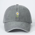 Graue Baseballkappe aus gewaschenem Denim mit Gänseblümchen-Stickerei und Riemen - Einheitsgröße / Grau