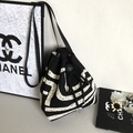 Sac seau tricoté avec motif de vagues noir et blanc et fermeture à cordon coulissant - Lignes Noir Beige