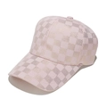 Dettaglio del cappellino rosa con visiera curva e motivo a scacchi dorati metallici - Rosa Oro