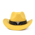 Détail d'un chapeau de cowboy jaune avec bandeau en cuir et ornement tête de taureau argent - Jaune (Bande en cuir noir)