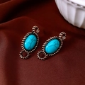 Dettaglio ravvicinato di orecchini vintage ovali in turchese con bordo in bronzo ritorto - Orecchini a perno in argento-Oro-Blu