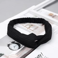 Details der schwarzen Rippstrick-Struktur und des Knotendesigns am elastischen Haarband - Gestricktes Schwarz