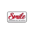 Rechteckige Emaille-Anstecknadel mit Smile-Schriftzug und schwarzem Humor-Slogan - Lächle morgen wird es schlimmer sein