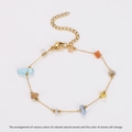 Détail du bracelet chaîne dorée orné de pierres naturelles colorées et fermoir mousqueton - Bracelet