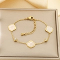 Dettaglio del bracciale in acciaio dorato con ciondoli in smalto bianco e piccoli zirconi - Stile Smalto Bianco Ondulato Zirconia (KB203139-SXSJ)