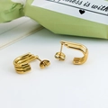 Orecchini a U in acciaio al titanio dorato con linee geometriche a triplo strato - ER-X06 / Oro Linea a tre strati