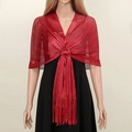 Detailansicht eines roten Metallic-Netzschals mit Schnalle und Quasten auf schwarzem Kleid - 190cm / Rot Mit Ring (13#)