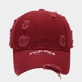 Gros plan détaillé sur une casquette vintage bordeaux usée avec broderie sur la visière - Bordeaux