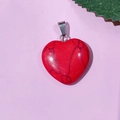 Pendentif cœur en pierre naturelle rouge marbré avec bélière en métal sur fond rose - 06-Turquoise Rouge