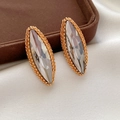Detailopname van marquise kristallen oorbellen met elegante goudkleurige kralenrand - Grijs / 0,1