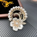 Broche florale vintage plaquée or avec perles et cristaux en design circulaire - BZ044 Fleur Anneau Rétro