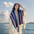 Poncho in maglia bohémien con strisce a zig-zag colorate, volant e dettagli con nappe - Blu e Viola