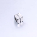 Perle carrée en acier inoxydable argenté de 7mm avec lignes horizontales et petit trou - Lettre I